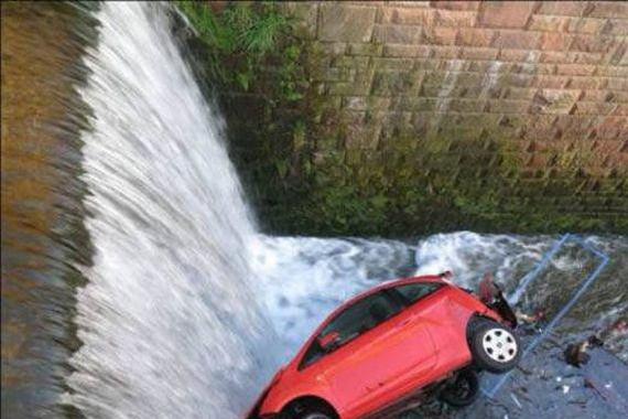私家车冲上铁轨，看到车主下车后恍然大悟