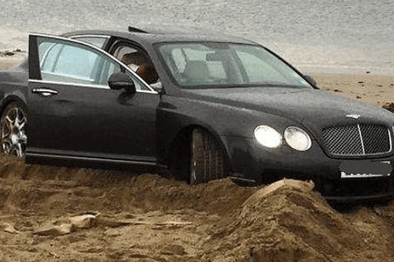 小伙把豪车开上沙滩，车不错但智商不足