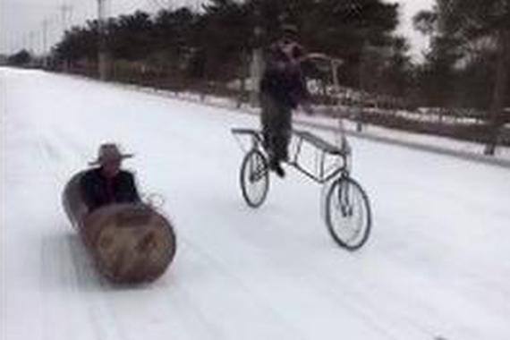 视频：雪天遇神“车”，这回合奥迪小胜！