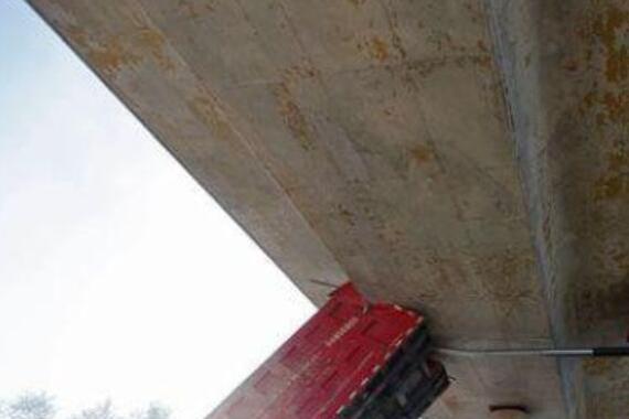 货车司机过桥忘下车厢，结果上演空中飞人