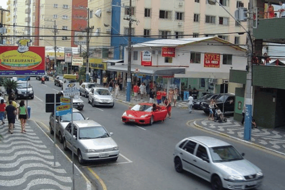 为省拖车费将车推去加油站，结果反而更亏