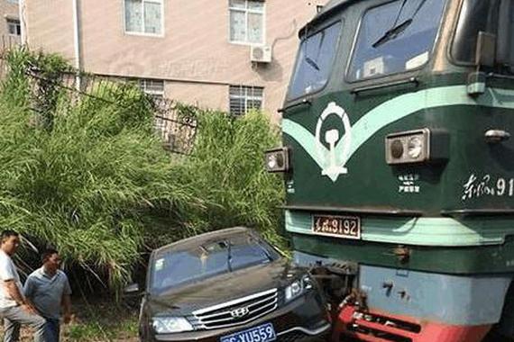 吉利帝豪被火车撞飞几十米居然没散架