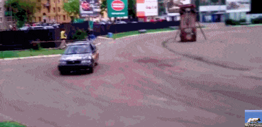 每日趣图|车模胸不够低摄影师就上手?