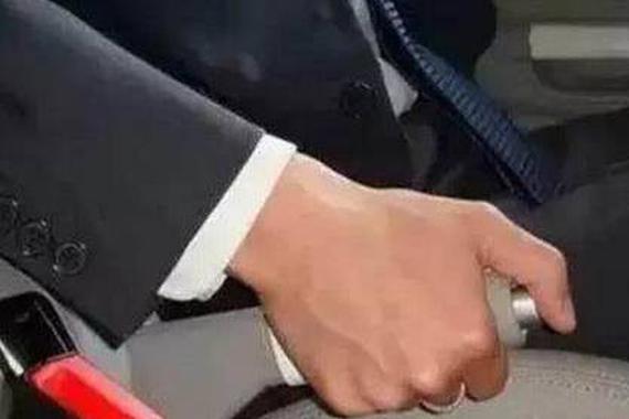 汽车一直停着也伤车！手刹到底拉不拉？