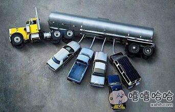 每日趣图|车模胸不够低摄影师就上手?