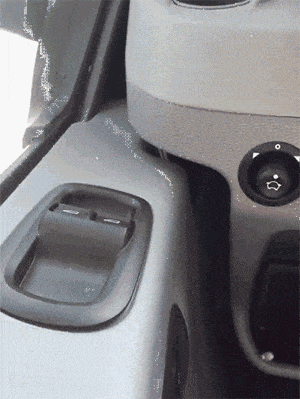 每日趣图|车模胸不够低摄影师就上手?