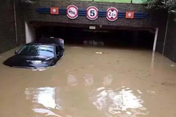 汽车上这两个装备能在被困车内时救你一命