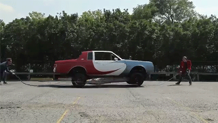 每日趣图|车模胸不够低摄影师就上手?