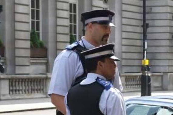 乱停车惹路人不满，警察也不愿相信这事实