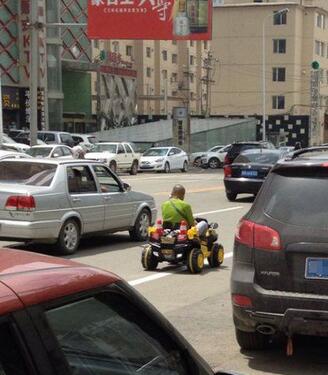 每日趣图|车模胸不够低摄影师就上手?