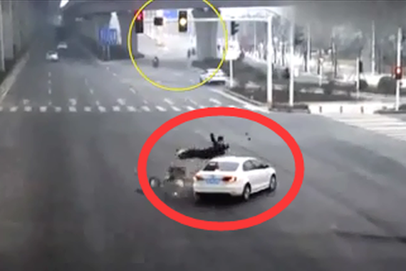 视频：抢黄灯遇上闯红灯！悲剧无法避免