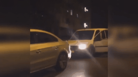 每日趣图|车模胸不够低摄影师就上手?