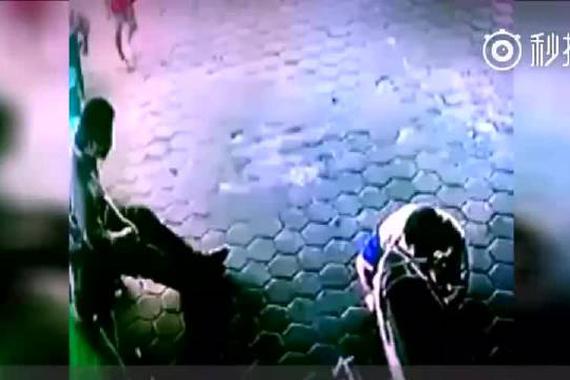 视频：修车师傅后滚救了两个孩子