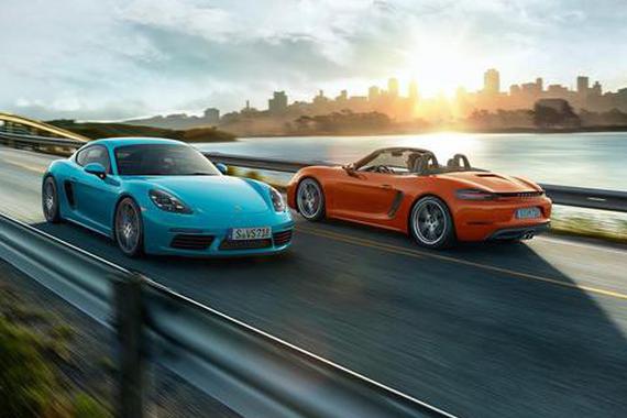 车顶放瓶红牛，为啥会有妹子过来问路呢