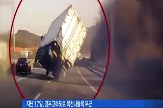 视频：卡车路中急刹侧滑，老司机神奇回救