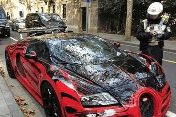 豪车违章停车, 交警犹豫后, 开出巨额罚单