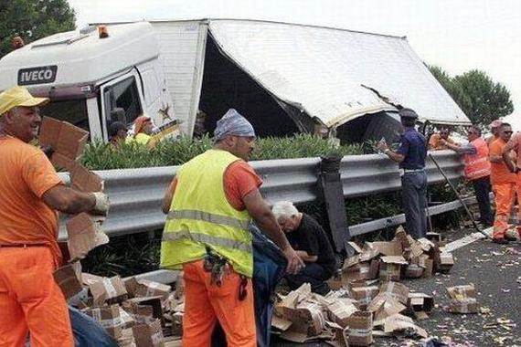 运钞车发生侧翻，路过的行人拿着麻袋赶来