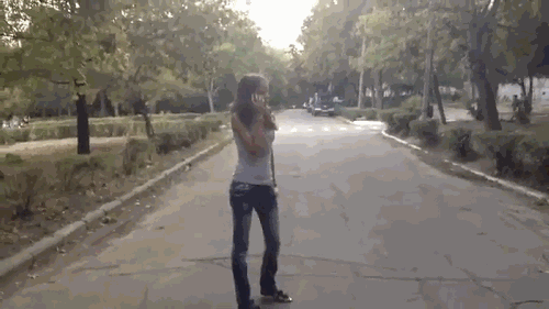 每日趣图|车模胸不够低摄影师就上手?