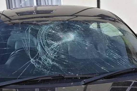 车钥匙忘车里了，砸哪块玻璃最划算？