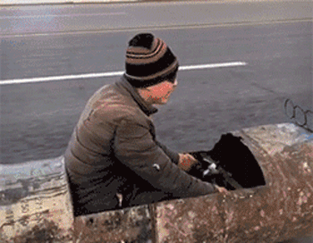 每日趣图|应该放个木板凳比较舒服