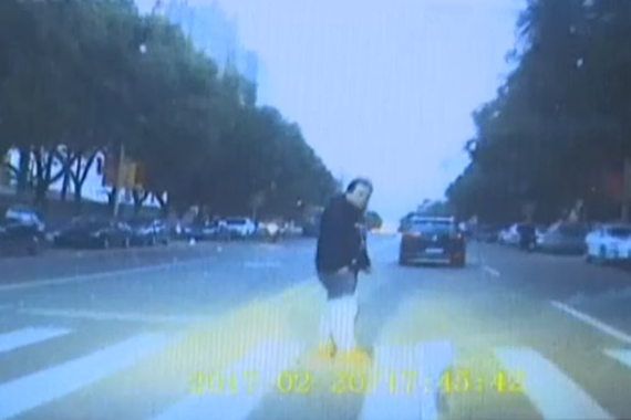 视频：男子被撞瞬间腾空跳上引擎盖