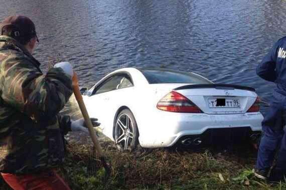 钓鱼却把车开进河里, 打捞上来发现有收获