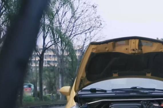 为了给美女搭个电，把智商都搭进去了……