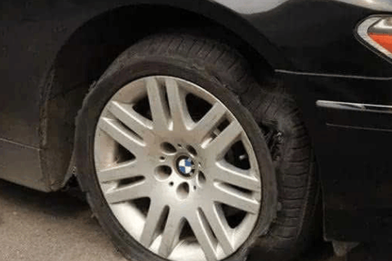 开车连备胎都不会换，还敢自称老司机？