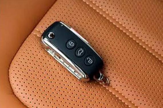 汽车钥匙上，99%的人不知道的救命功能！