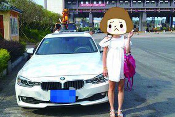 秒拍图解宝马女司机是如何倒车的