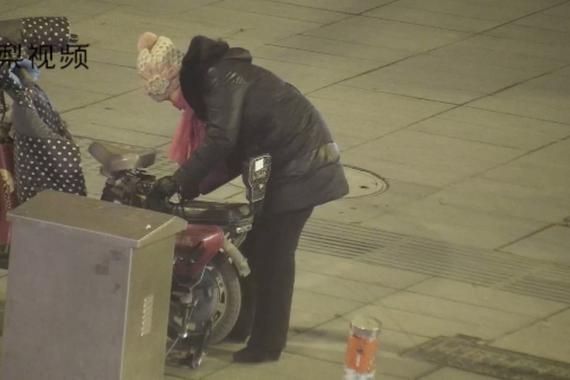 视频:路口监控频繁失灵 竟是骑车大妈干的