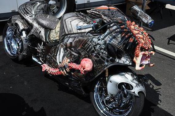 小伙将摩托改成怪兽模样！