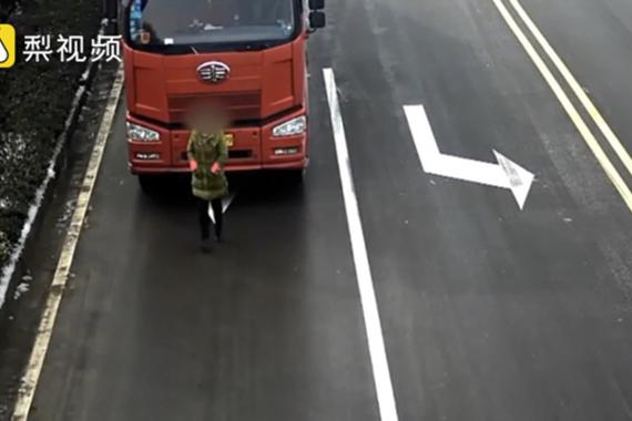 视频：大姐你遛货车呢？人家是在挡车牌