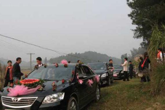 小伙开清一色豪车接新娘, 半路就被笑话