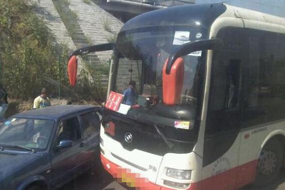 车被撞找不到肇事者，看到车窗纸条，笑了