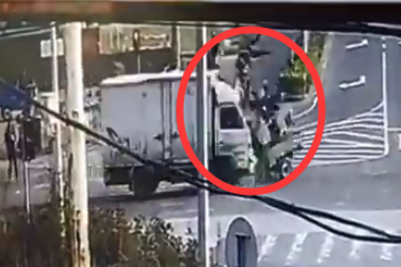 视频：“交通保龄球”！正面撞飞一车的人