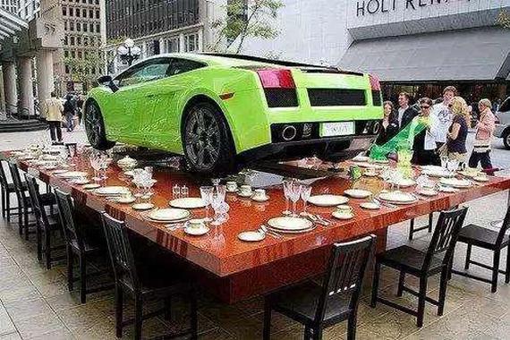 兰博基尼被摆在餐桌上，主角确是这个