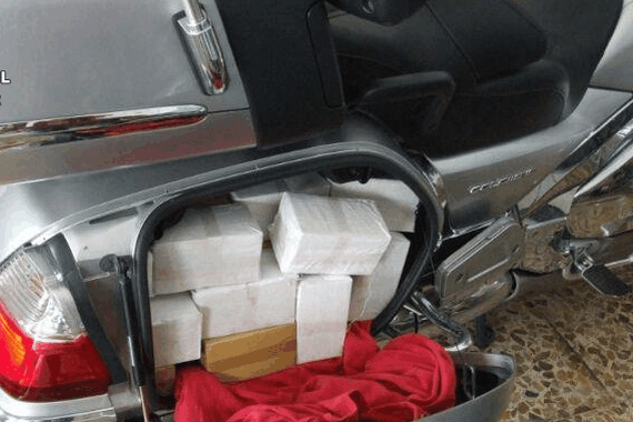 女子骑摩托过海关装扮怪异，警方将其拦下