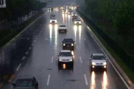 不同天气怎样使用车灯？别动不动就开大灯