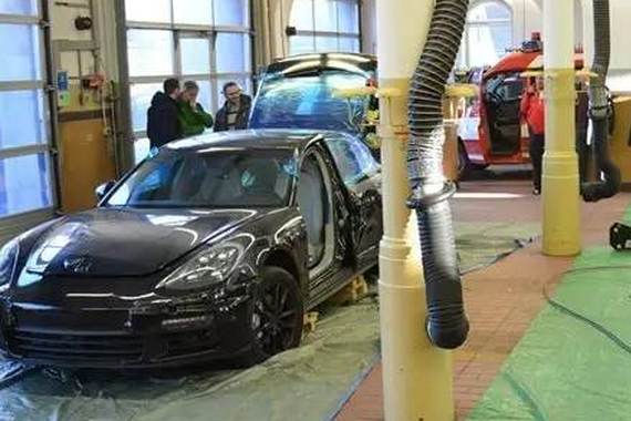 德国消防队练习拆车，拆的是保时捷