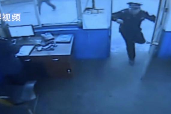 3秒惊魂！临危他大吼一声，救工友一命