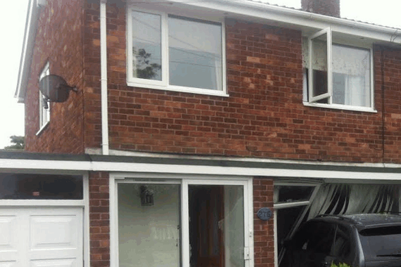 大爷得罪邻居，结果邻居开车撞毁大爷房屋