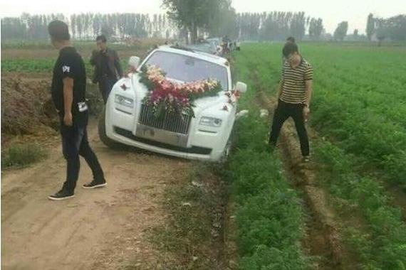 豪华婚礼车队进村接新娘，到村口悲剧
