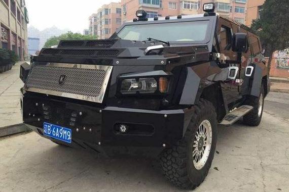 比超跑还稀有，她居然开着装甲车当婚车
