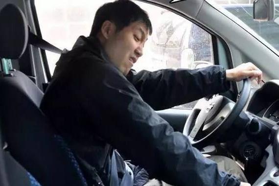 只敢想不敢试！开车时挂倒档会发生什么？