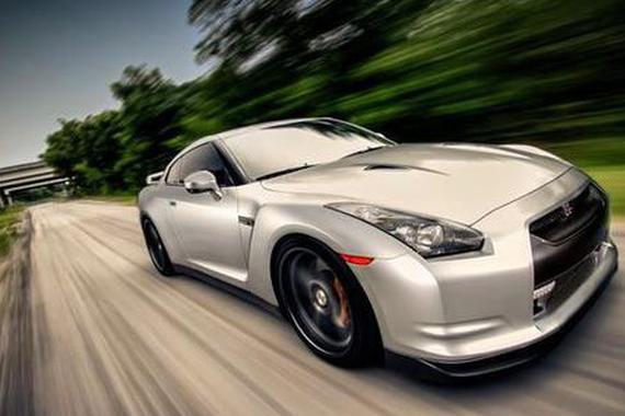 你这样帮别人汽车搭电，很危险