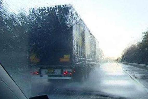 春季雨水较多特容易路滑，安全行车有窍门