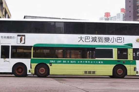 公交车上贴一张3D贴纸，被骗的人数以万计