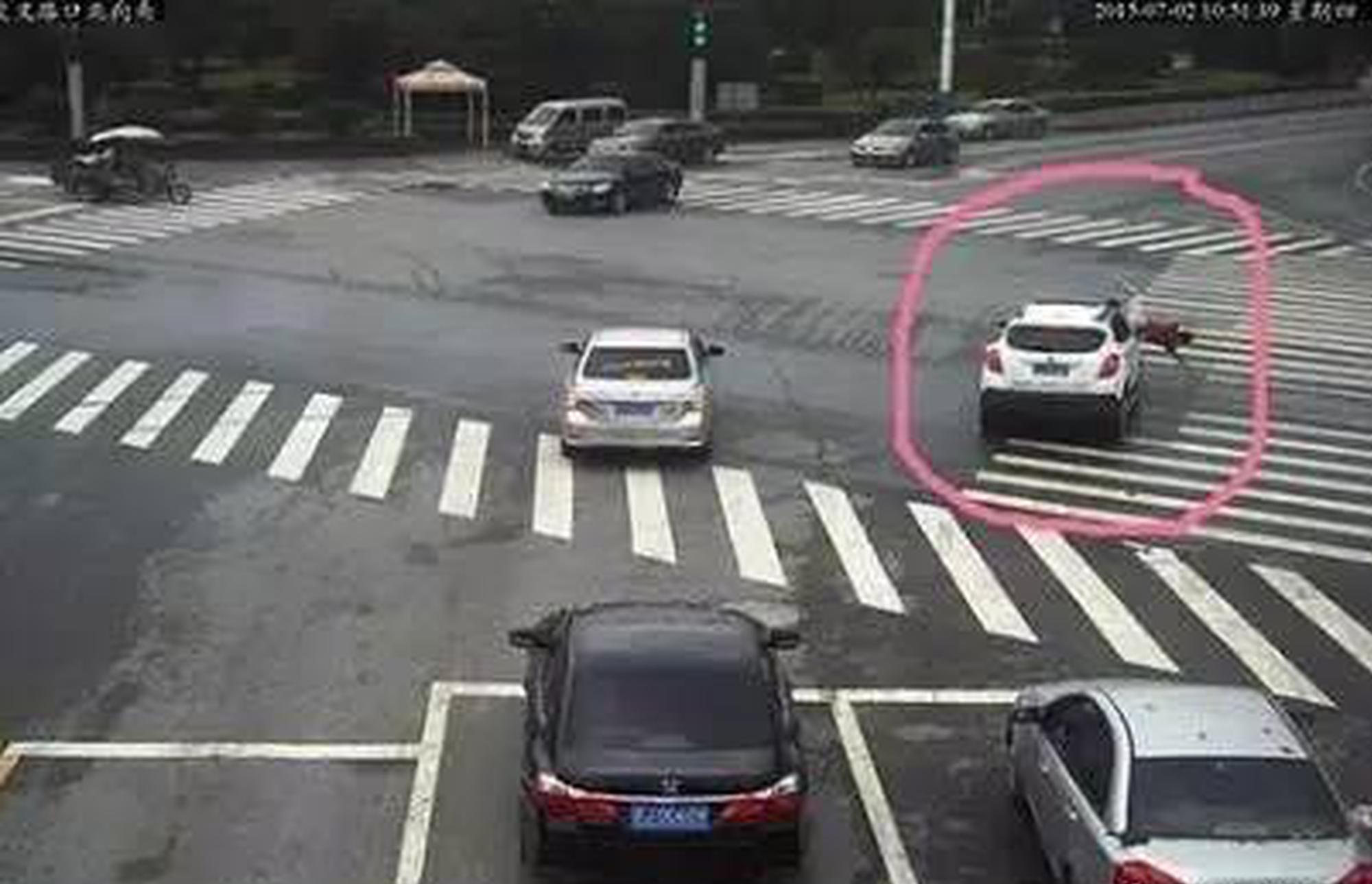 闯红灯被拍还不扣分，有这好事？！