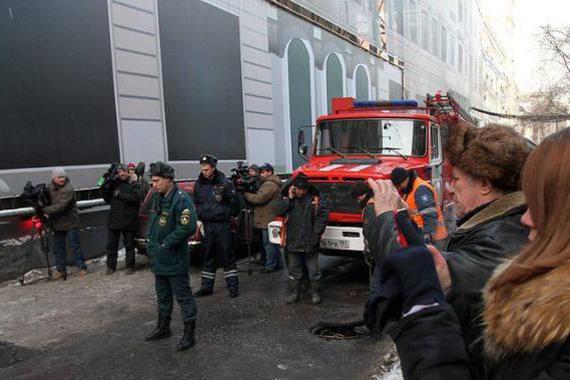 司机停车遭到地陷，竟引来一群记者围观